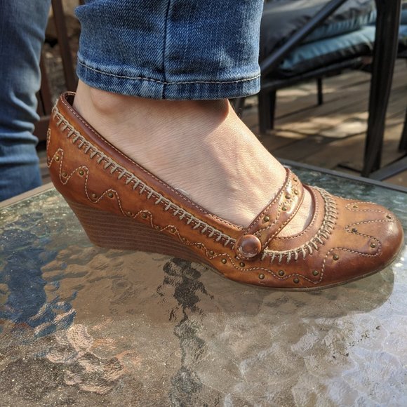 Dollhouse Embroidered Wedges - Picture 1 of 2